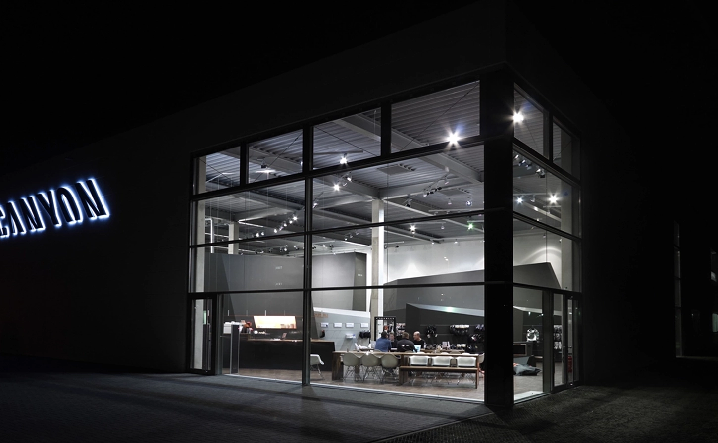 06-kms-team-canyon-showroom05_16-9.jpg